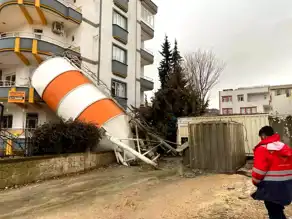 Adıyaman'da Beton Silosu Balkonun Üzerine Devrildi!