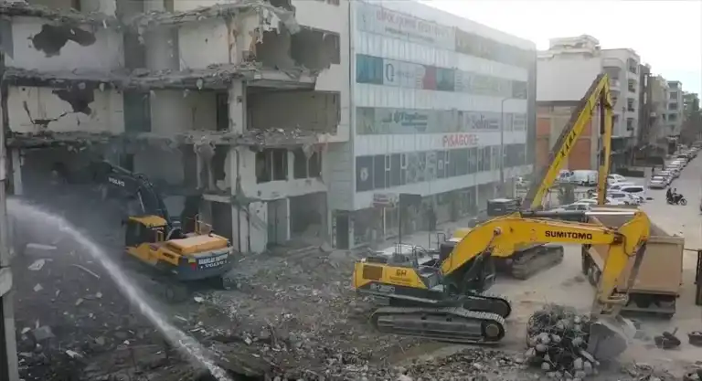 Adıyaman'da Deprem Hasarlı Binalar Yıkılıyor
