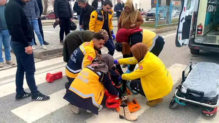 Adıyaman'da Motosiklet Kazası: Yaya ve Sürücü Yaralı