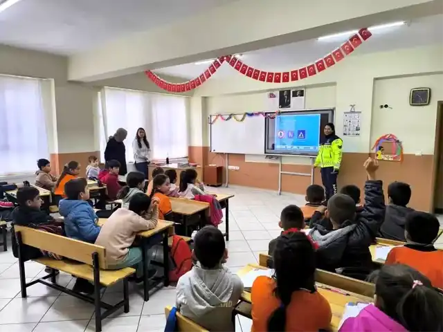 Gölbaşı'nda Öğrencilere Trafik Eğitimi Verildi